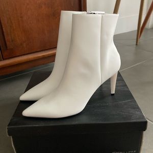 BRAND NEW NEVER WORN KENDALL + KYLIE ZOE HEELED BOOTIE